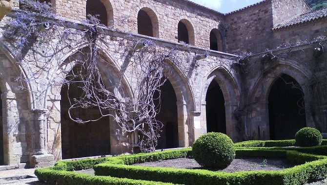 Narbonne abbaye de Fontfroide cloitre